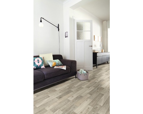 Obývací pokoj s pohovkou, lampou a světlou dřevěnou podlahou