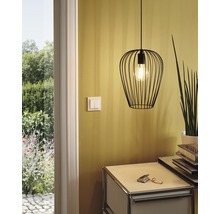 Scéna se závěsným svítidlem, komodou a vypínačem