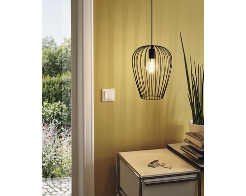 Scéna se závěsným svítidlem, komodou a vypínačem