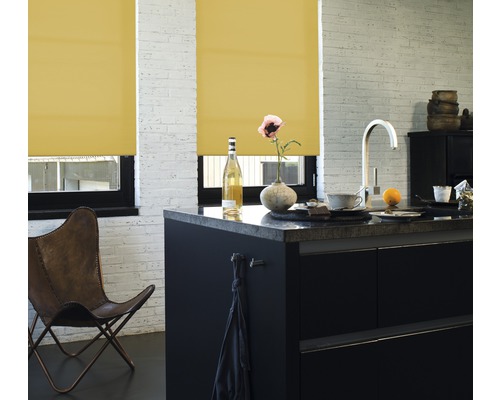 Světlá kuchyně se žlutými roletami v oknech