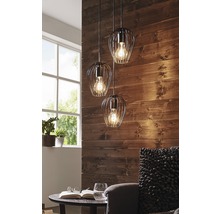 Scéna se závěsným svítidlem se třemi lampami v designu klece nad stolem