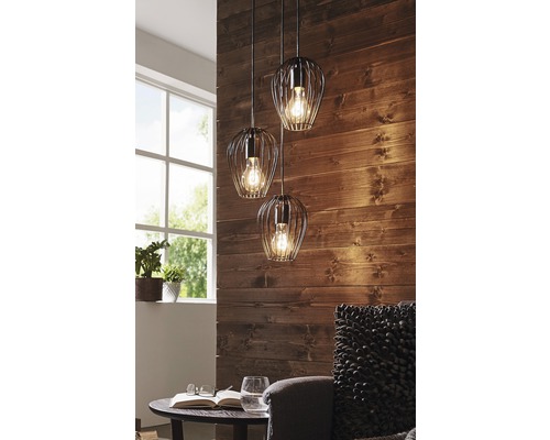 Scéna se závěsným svítidlem se třemi lampami v designu klece nad stolem