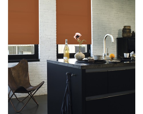 Kuchyňská scéna s roletami, kuchyňským ostrůvkem a posezením