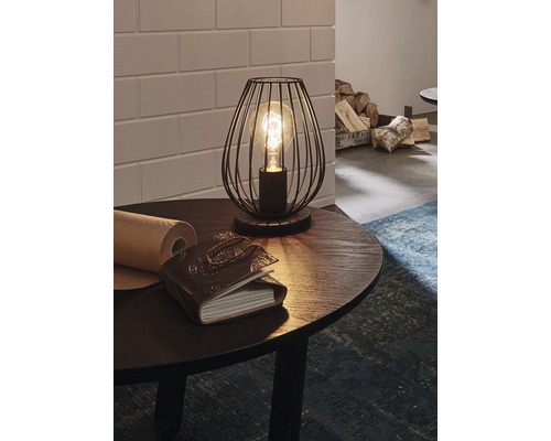 Dekorativní lampa s klecovým designem na stole