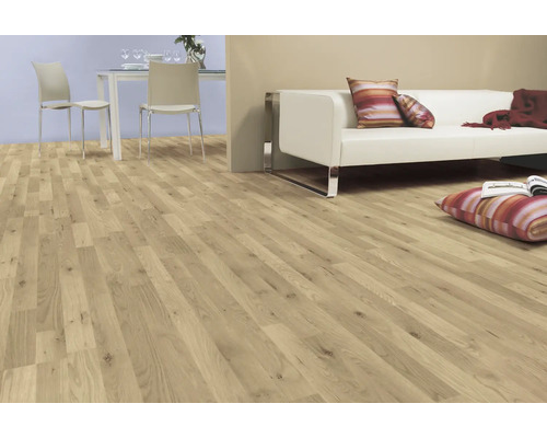 Světlý obývací pokoj s laminátovou podlahou, pohovkou a jídelním stolem