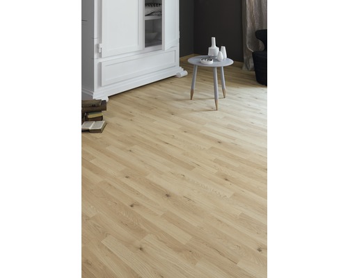 Světlá místnost s laminátovou podlahou s dřevěným vzhledem, skříňkou a malým stolem