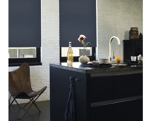 Moderní kuchyně s roletami pro soukromí a zatemnění