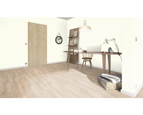 Světlá místnost s dřevěnou podlahou, stolem a dveřmi