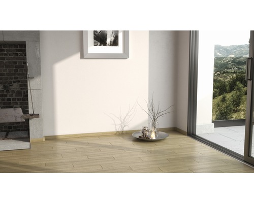 Světlá místnost s dřevěnou podlahou, krbem, dekorací a výhledem do zeleně