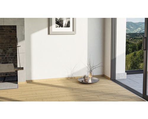 Světlý pokoj s dřevěnými dlaždicemi, oknem a dekorací