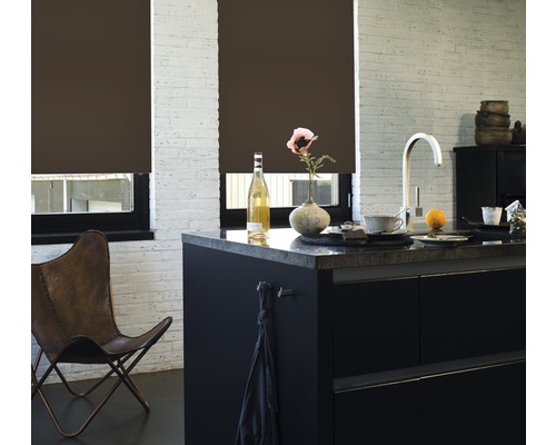 Scéna s hnědými roletami ve světlé místnosti s cihlovou zdí