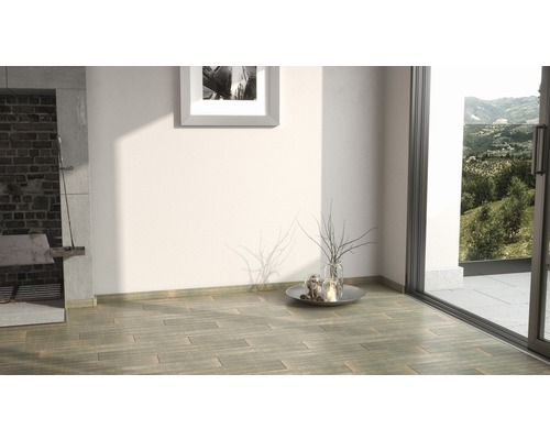 Interiér s krbem, dekorací a výhledem posuvnými dveřmi