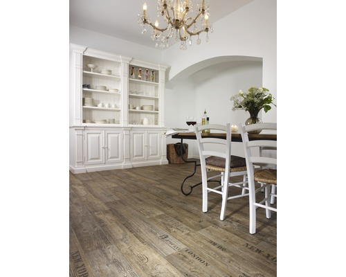 Jídelna s dřevěnou podlahou ve venkovském stylu, jídelní stůl a vitrína