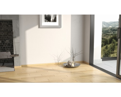 Světlá místnost s dřevěnou podlahou, krbem a oknem s výhledem do přírody