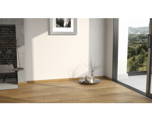 Světlá místnost s dřevěnou podlahou, oknem a dekorací