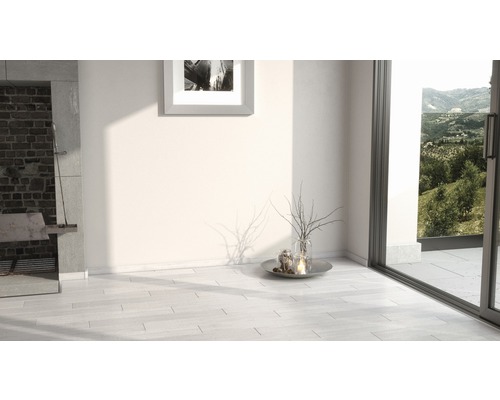 Světlá místnost s krbem, obrazem a dekorací