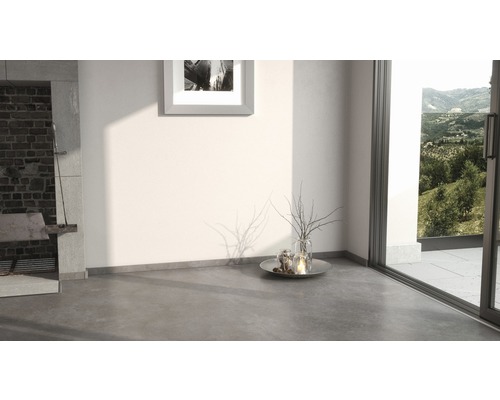 Interiér s krbem, obrazem a oknem do zahrady