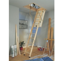 Rozložené dřevěné půdní schody v místnosti.