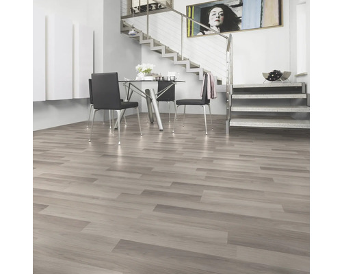 Světelný obývací pokoj s laminátovou podlahou s dřevěným vzhledem, jídelní sestavou a schodištěm