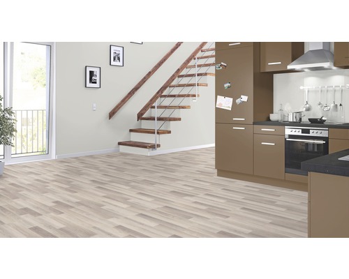 Světlý obývací pokoj s laminátovou podlahou, schodištěm a vestavěnou kuchyní