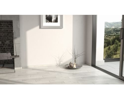 Světlá místnost s krbem, obrazem a dekorací