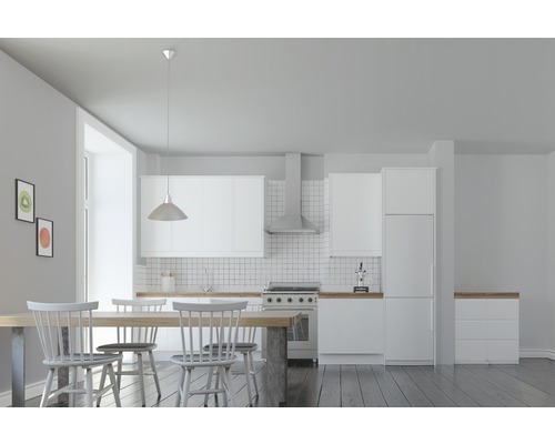 Světlá kuchyně s jídelním stolem a bílým kuchyňským nábytkem