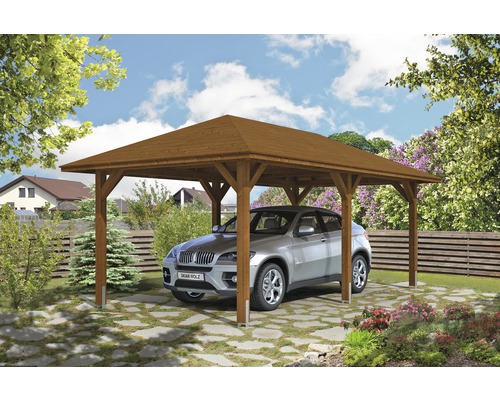 Dřevěný carport s autem na zahradě