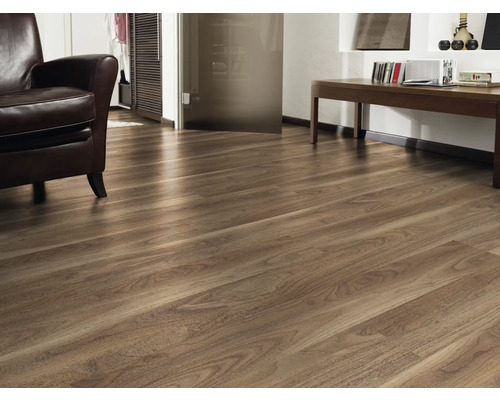 Interiér s laminátovou podlahou s dřevěným vzhledem