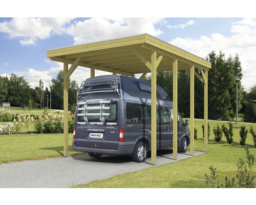 Dřevěný přístřešek pro vozidlo na zahradě