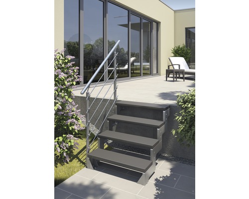 Venkovní schodiště se zábradlím vedoucí na terasu