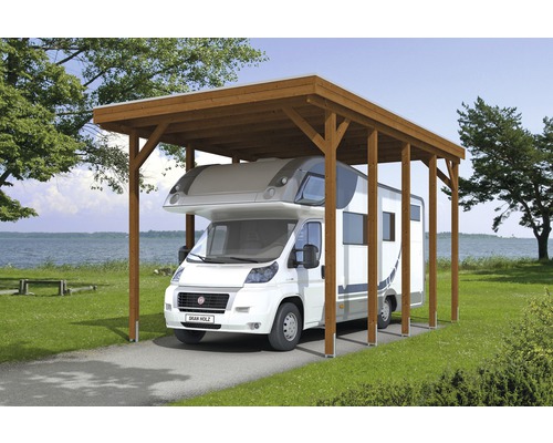 Obytný vůz pod dřevěným přístřeškem pro auto