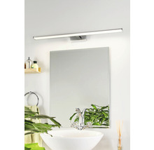 Koupelna se zrcadlem, umyvadlem, vodovodní baterií a LED nástěnným svítidlem