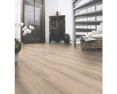 Světlá laminátová podlaha v místnosti se žaluziemi, skříňkou a točitým schodištěm.