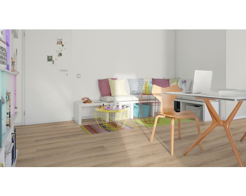 Světlý obývací pokoj s dřevěnou podlahou, psacím stolem a posezením