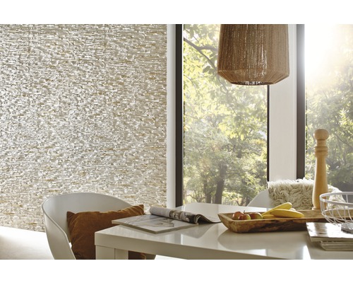 Světlý obývací pokoj s trojrozměrným obkladem stěn, jídelním stolem a dekorací