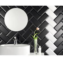 Koupelna s umyvadlem, kulatým zrcadlem a obkladem stěn do rybí kosti