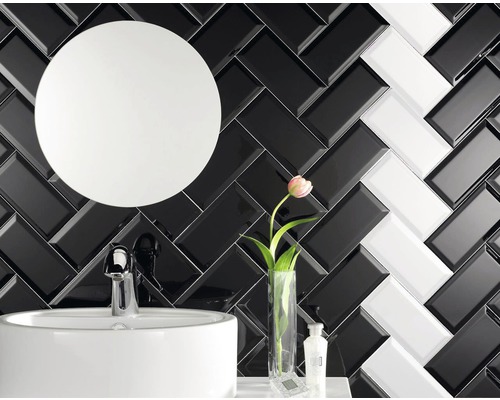 Koupelna s umyvadlem, kulatým zrcadlem a obkladem stěn do rybí kosti