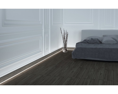 Ložnice s nepřímým osvětlením a dřevěnou podlahou