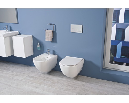 Moderní koupelna s bidetem, závěsným WC a umyvadlem