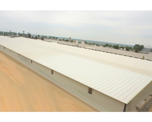 Pohled na dlouhou, nízkou skladovací budovu s kovovou střechou