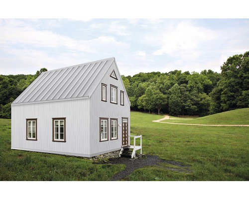 Malý dům se sedlovou střechou na zelené louce