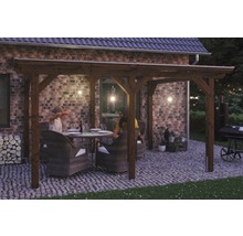 Dřevěná pergola s posezením na dlážděné terase před cihlovým domem