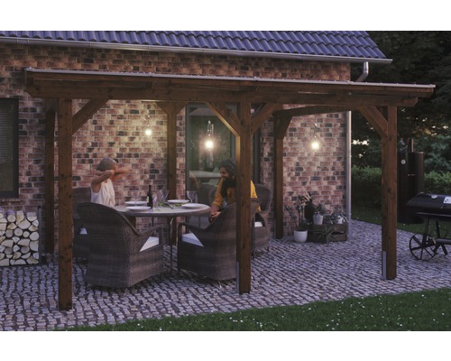 Zastřešení terasy SKAN HOLZ Siena 434x400 cm, lepené lamelové dřevo ořechové Dřevěná pergola s posezením na dlážděné terase před cihlovým domem