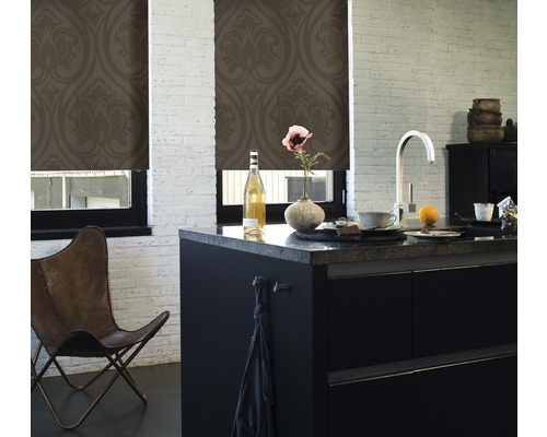 Pohled na kuchyň s roletami v oknech, kuchyňským ostrůvkem a židlí