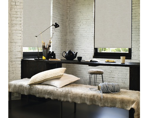 Zařízení s roletami před okny, stolem, lavicí a doplňky ve světlé místnosti.