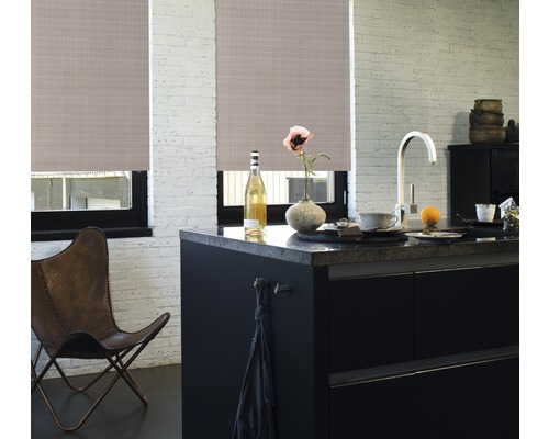 Interiér s okenními roletami, kuchyňským pultem a posezením