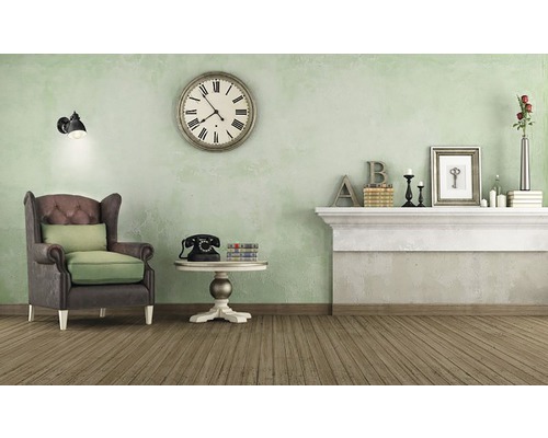 Interiérový pohled na obývací pokoj s křeslem, stolem, krbem a dekorací