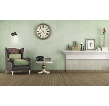 Obývací pokoj s křeslem, hodinami a dekorací na římse krbu