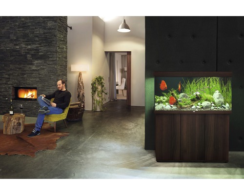 Obývací pokoj s akváriem, krbem a mužem, který čte