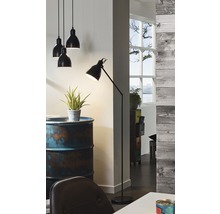 Interiér se závěsnými svítidly, stojací lampou a dekoracemi na ropném sudu